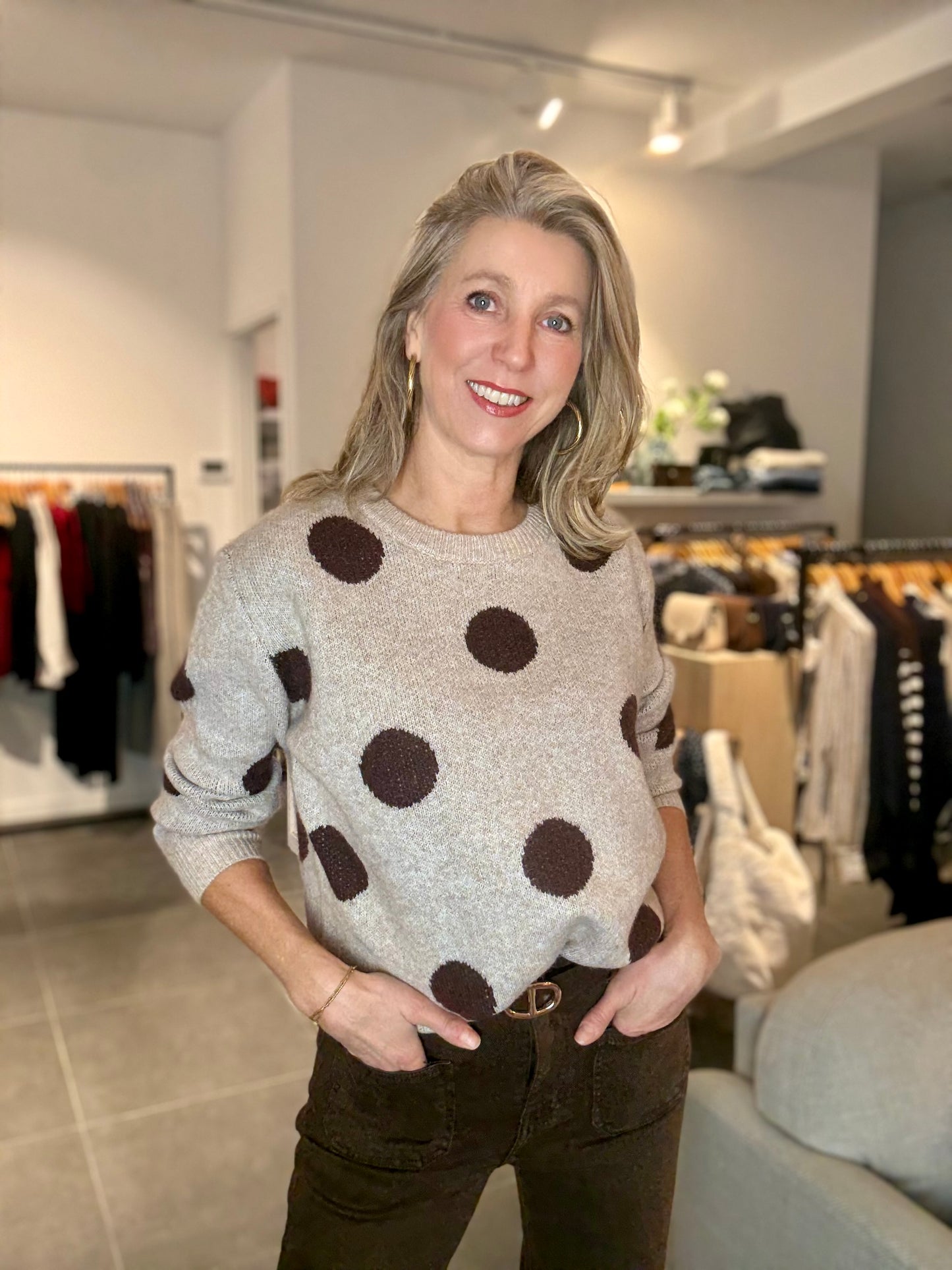 Beige trui met grote bruine stippen en een ronde hals