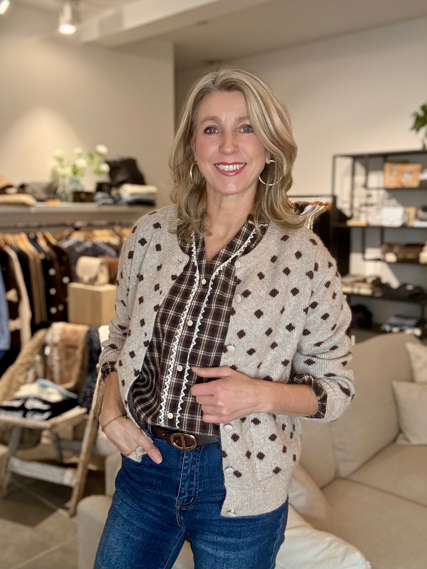 Vest met leuke stippen in beige en bruin. 