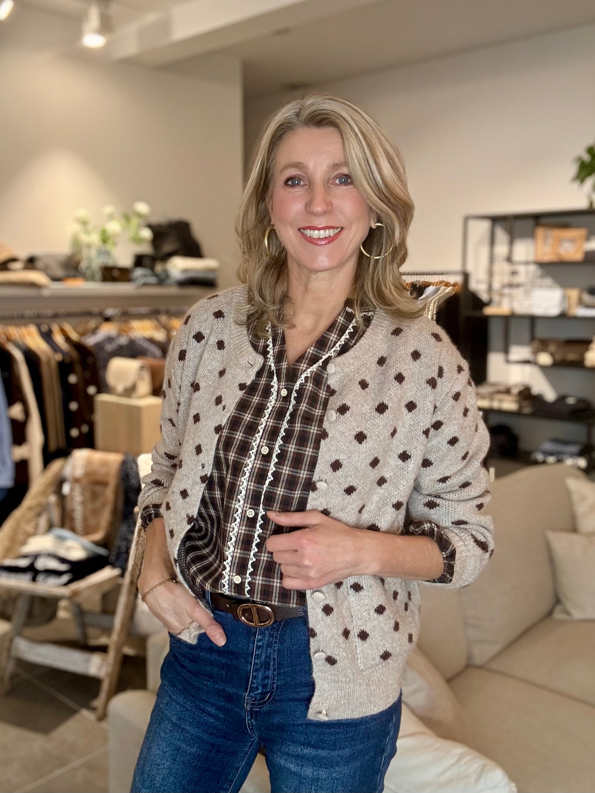 Vest met leuke stippen in beige en bruin. 