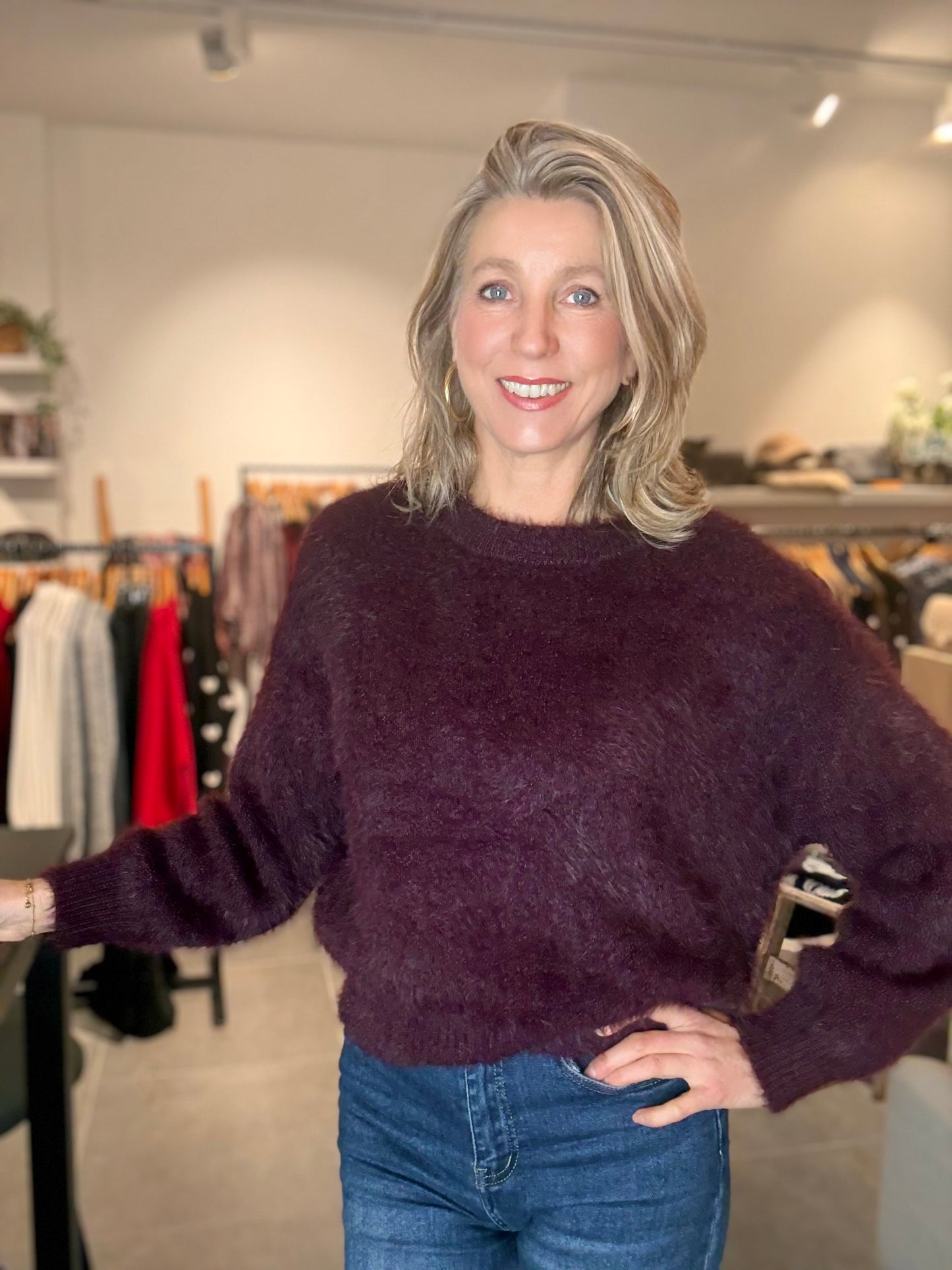 Leuke fluffy trui kort model in bordeaux