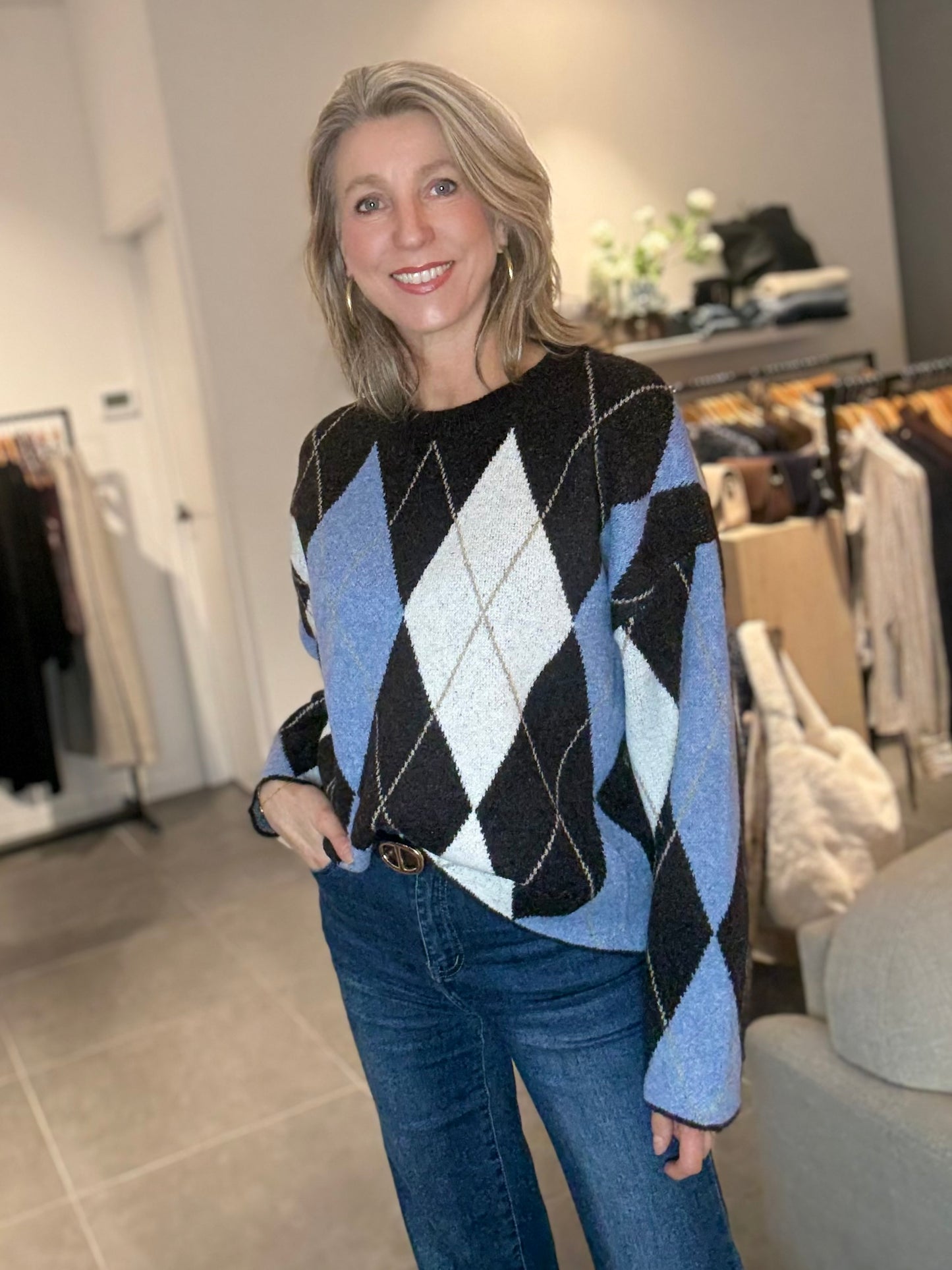 Losvallende trui met ruit in blauw en bruin