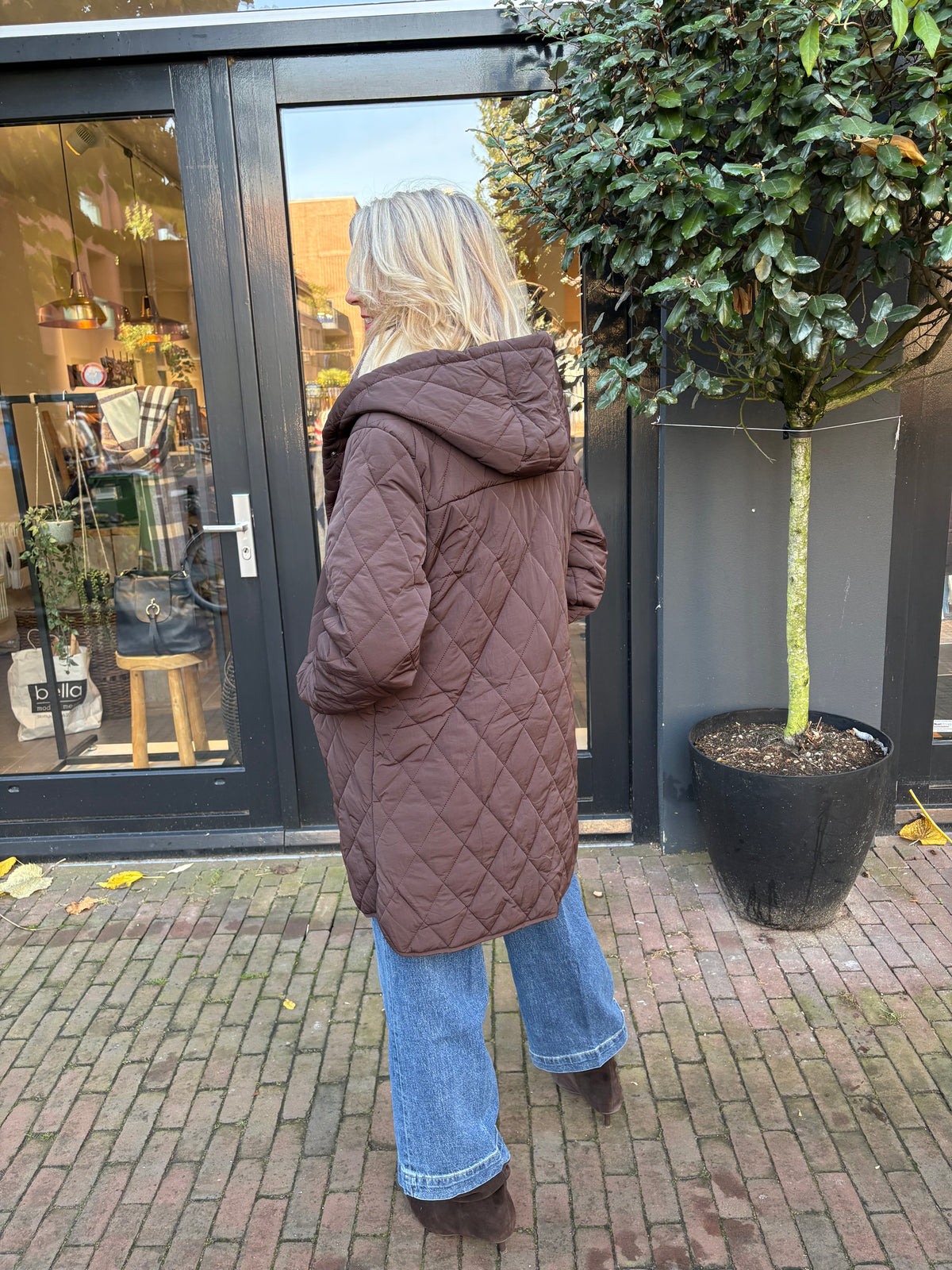 CS The Label jas donkerchocolade met capuchon, doorgestikt, achterkant