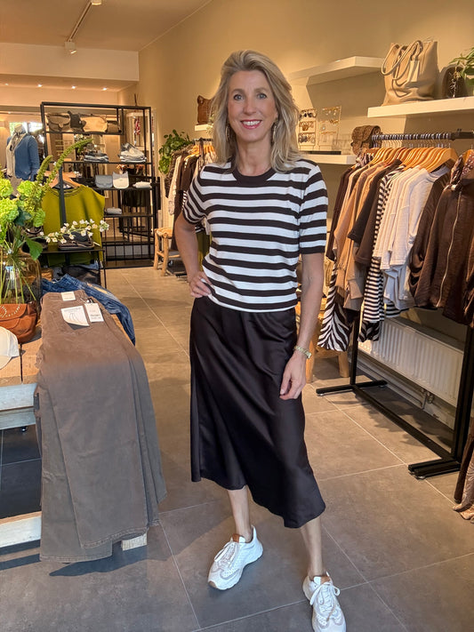 Donkerblauwe midi-rok met wijde zoom en tailleband.