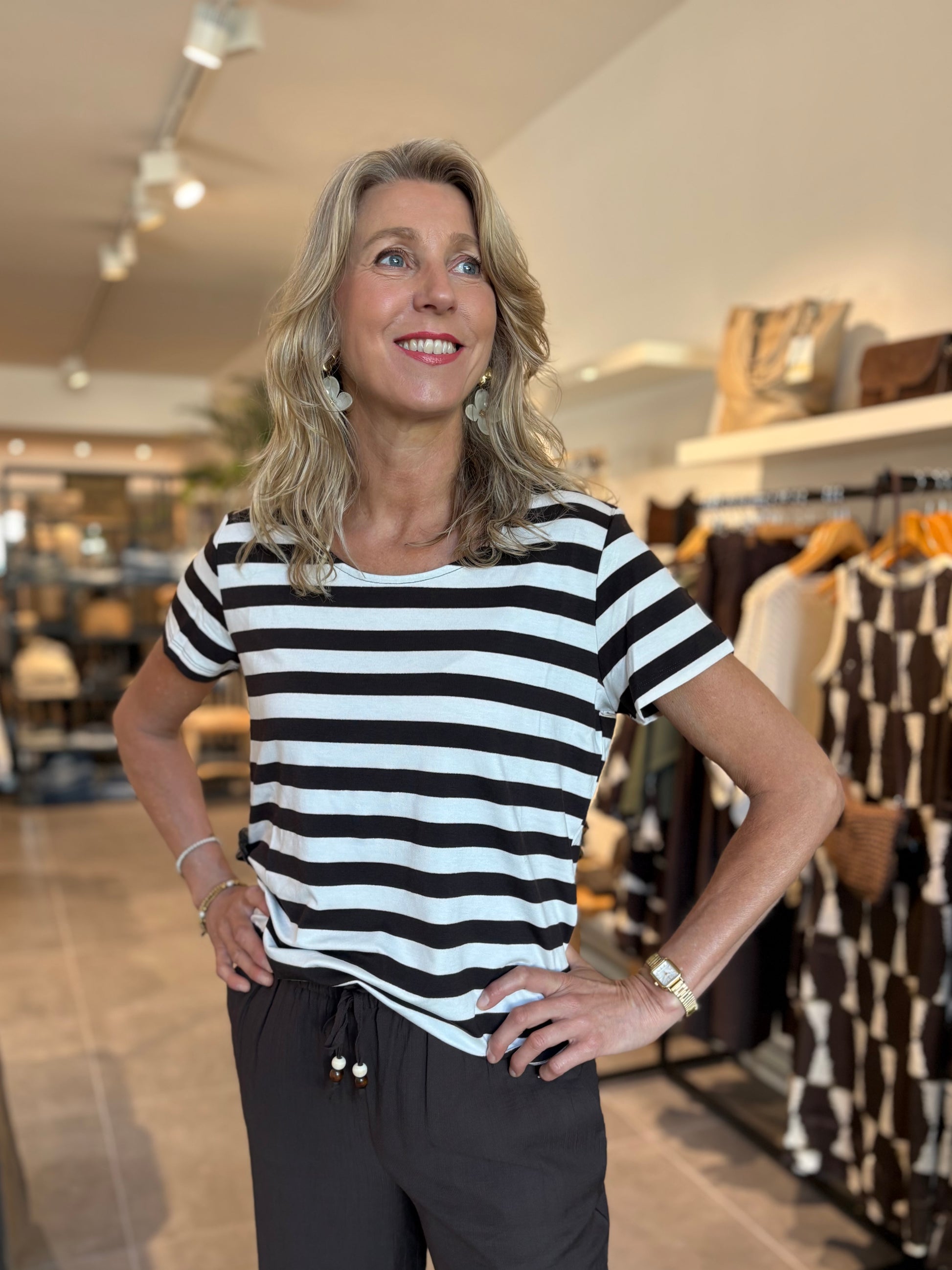 Gestreepte T-shirt met korte mouwen, zwart-witte horizontale strepen en ronde hals.