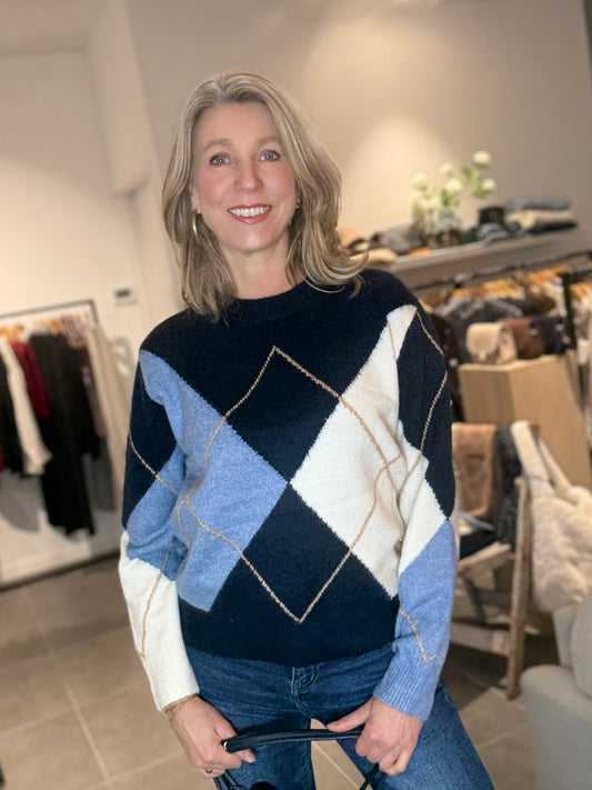 Trui in blauwtinten en ecru met groot ruitpatroon