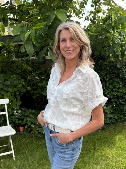Papillonne blouse bloemenrelief wit