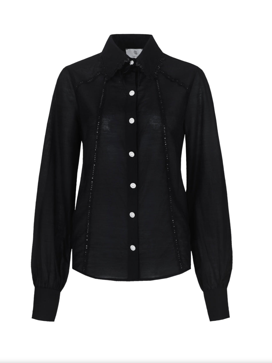 Zwarte blouse met opstaande kraag en knoopsluiting, lange mouwen en decoratieve biezen