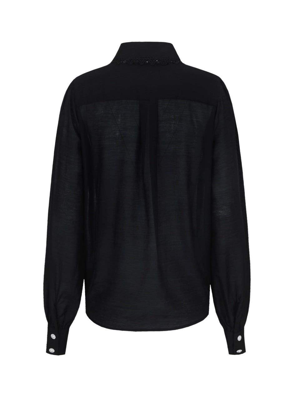 Zwarte blouse achterkant met brede kraag, lange mouwen en verticale stiksels