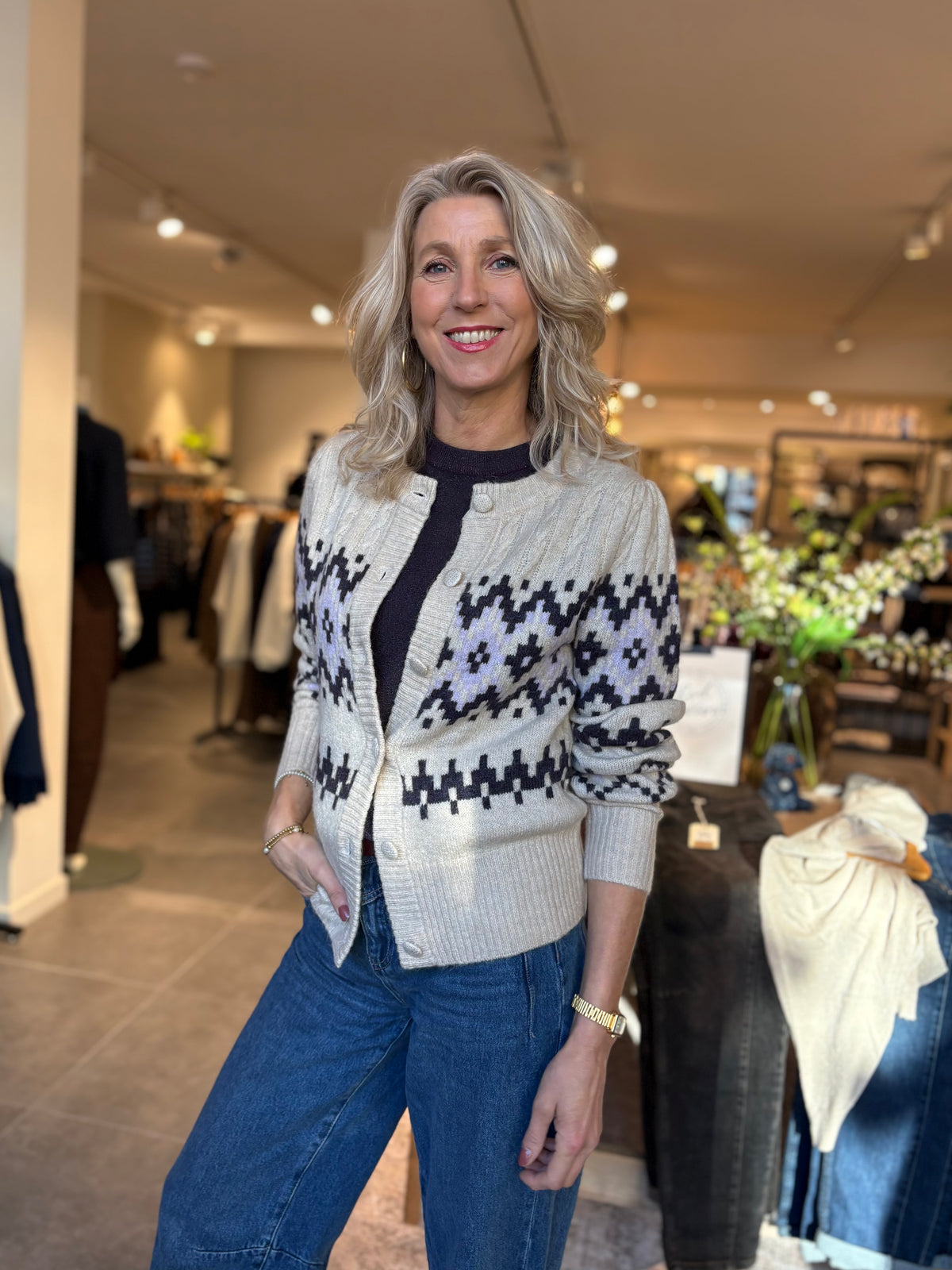 Freequent vest Merla in gebroken wit met donkerblauw patroon, ronde hals en knoopsluiting