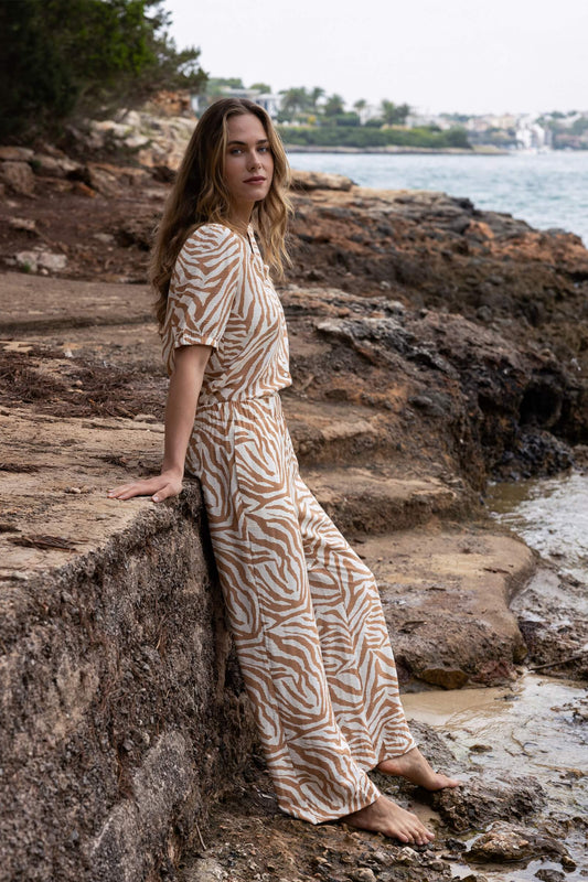 Broek met wijde rechte pijpen van Ivy Beau in caramel met offwhite
