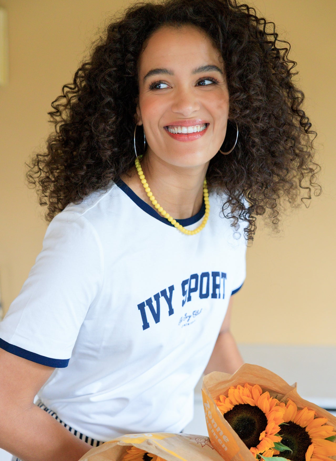 Wit T-shirt met navy kraagboord en Ivy Sport print op de borst
