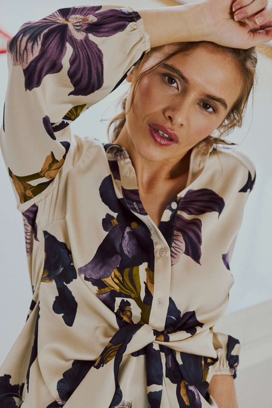 Ivoren blouse met grote bloemenprint in paars en blauw, lange mouwen en kraag