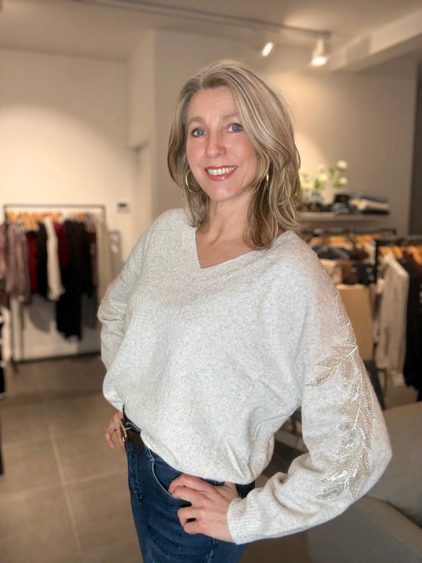 Trui mt V-hals en borduur/pailletten op de mouwen in lichtzand