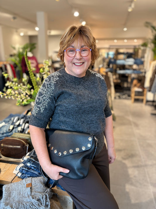 Grijze trui met korte mouwen en siersteentjes op de schouders