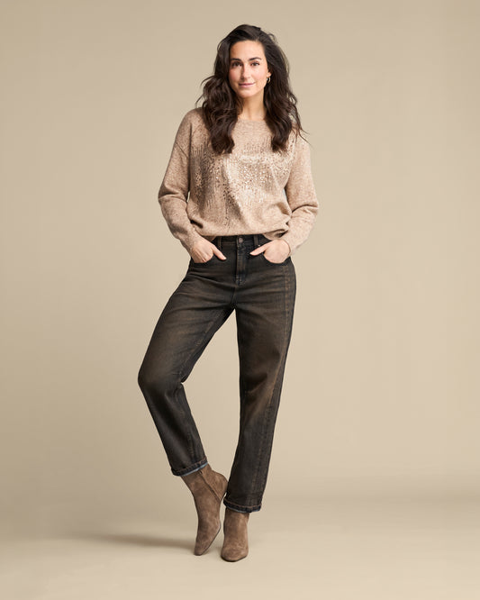 Donkere denim jeans met taps toelopende pijpen en knoop- en ritssluiting.