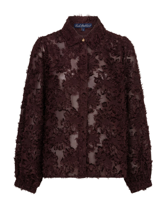 Bordeauxrode blouse met knopen en franjerand, all-over bloemenstructuur.