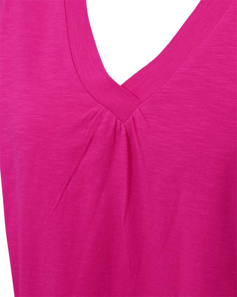 Fuchsia T-shirt detail: V-hals met plooien in het midden