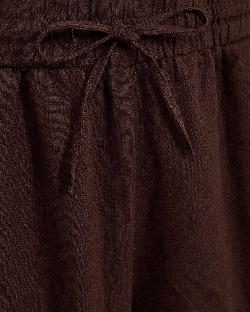 Bruine short met elastische taille en strikkoord in de taille
