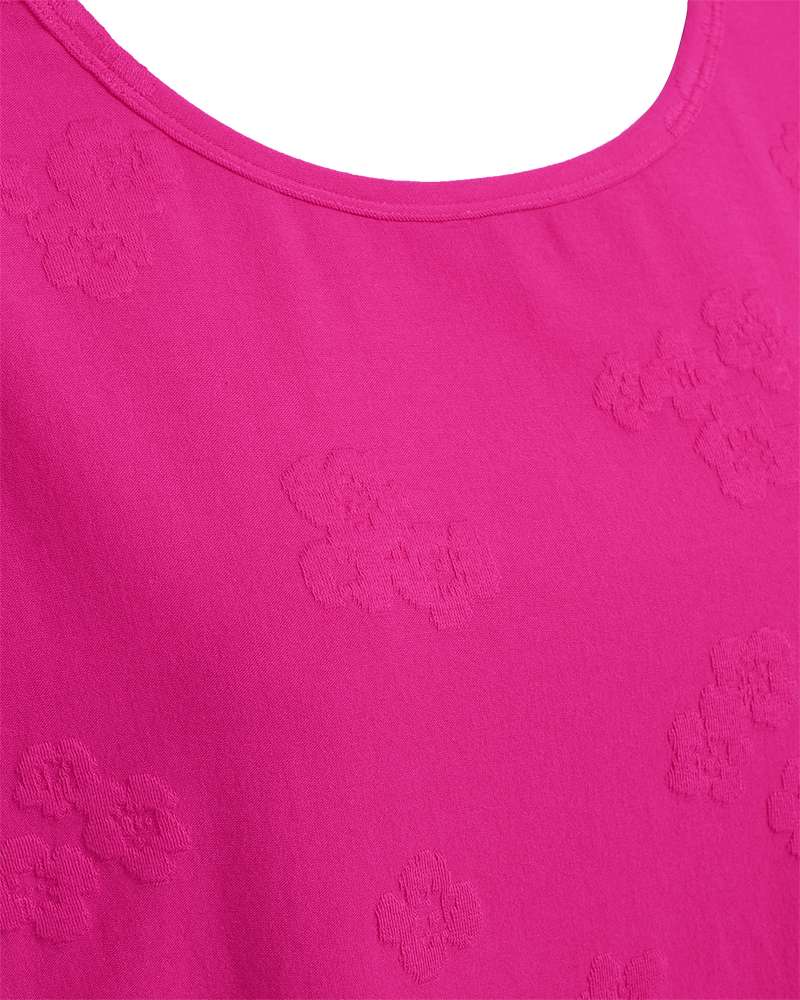 Fuchsia T-shirt met ronde hals, close-up van subtiele reliëfprint op stof