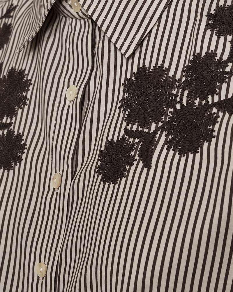 Freequent blouse: verticale strepen met zwarte bloemapplicaties en knoopsluiting