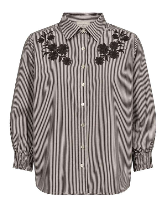 Freequent blouse met verticale strepen, knoopsluiting en zwarte bloemapplicaties op borst