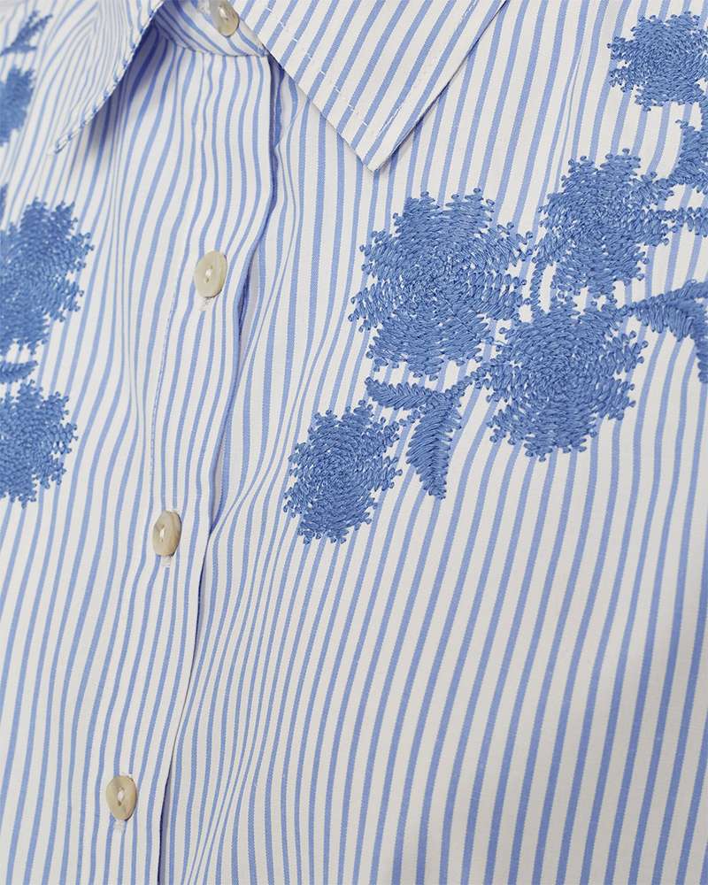 Gestreepte blouse met knoopsluiting en blauwe bloemapplicaties op de borst