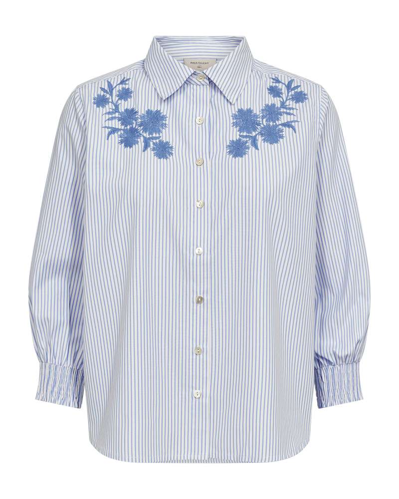 Blauwwitte blouse met blauwe bloemapplicaties, knoopsluiting en opgestroopte mouwen