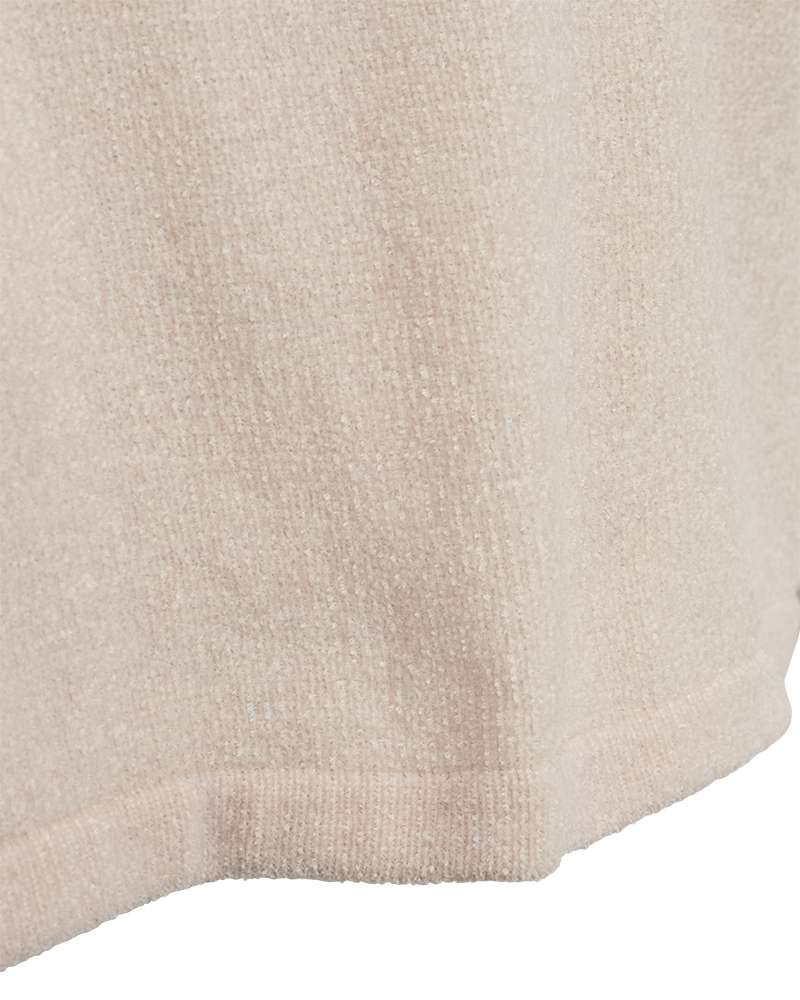 Beige gebreide stofdetail van korte mouwen trui, geribde boord onderaan