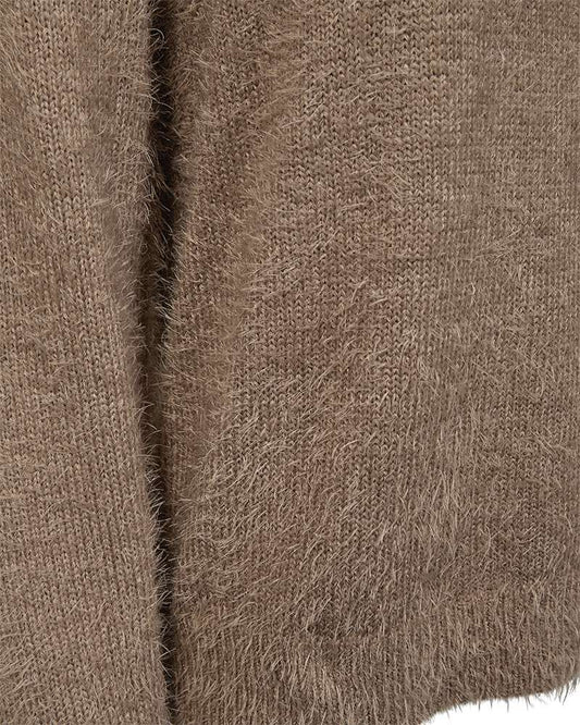 Freequent trui in taupe, detail van de zachte, pluizige breistructuur