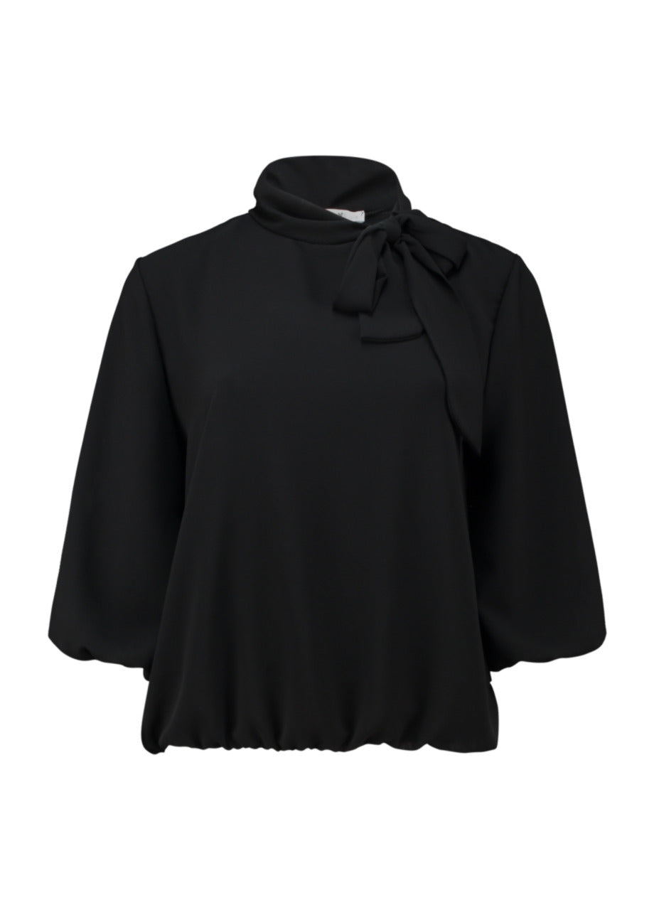 Zwarte blouse met strik bij de hals en driekwart ballonmouwen, vooraanzicht.