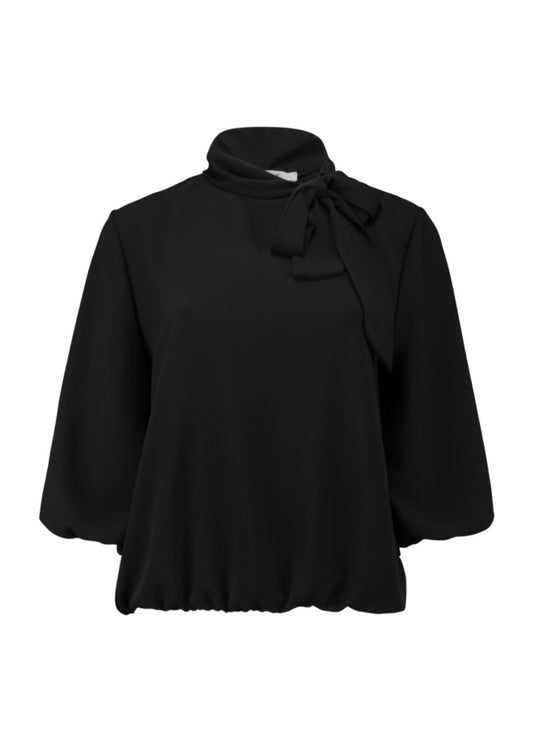 Zwarte blouse met strik bij de hals en driekwart ballonmouwen, vooraanzicht.