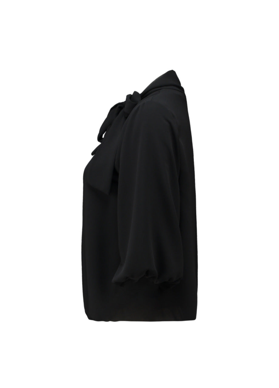 Zwarte blouse met driekwart mouwen en lichte plooival, zijaanzicht.