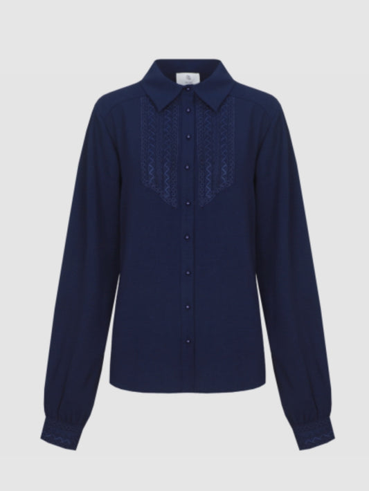 Donkere blauwe blouse met knoopsluiting, puntkraag en decoratieve inzet op borst