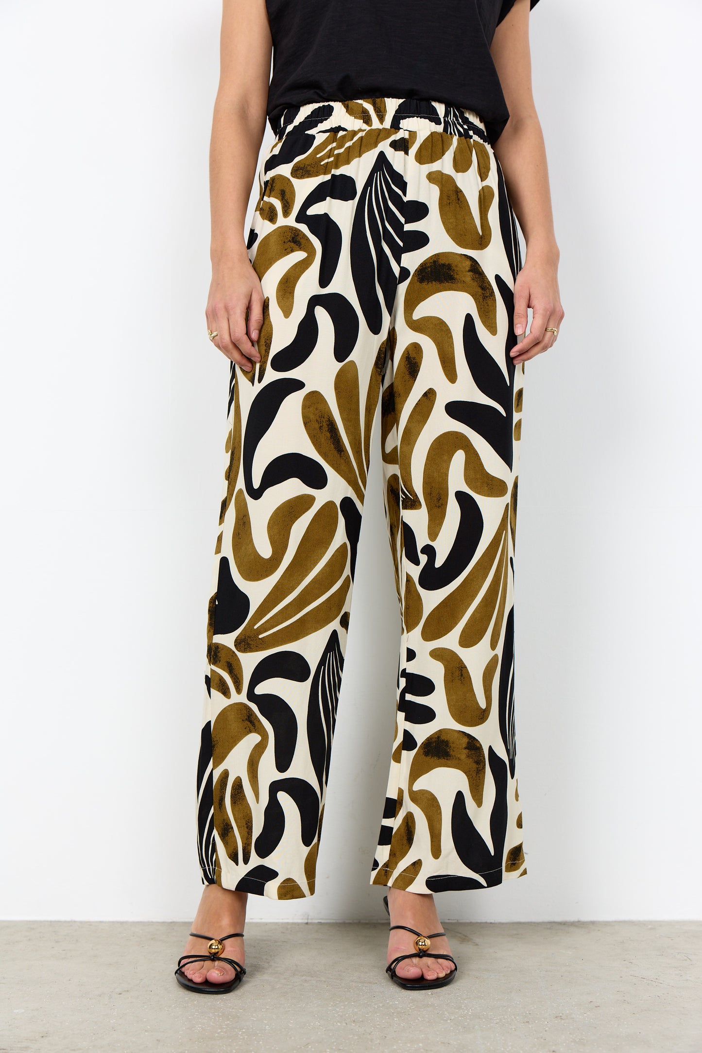 Soyaconcept broek Feldi 3 zwart-mosterd print, hoge taille en wijde pijpen