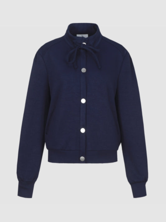 Donkere navy jas met hoge kraag en knoopsluiting, lange mouwen