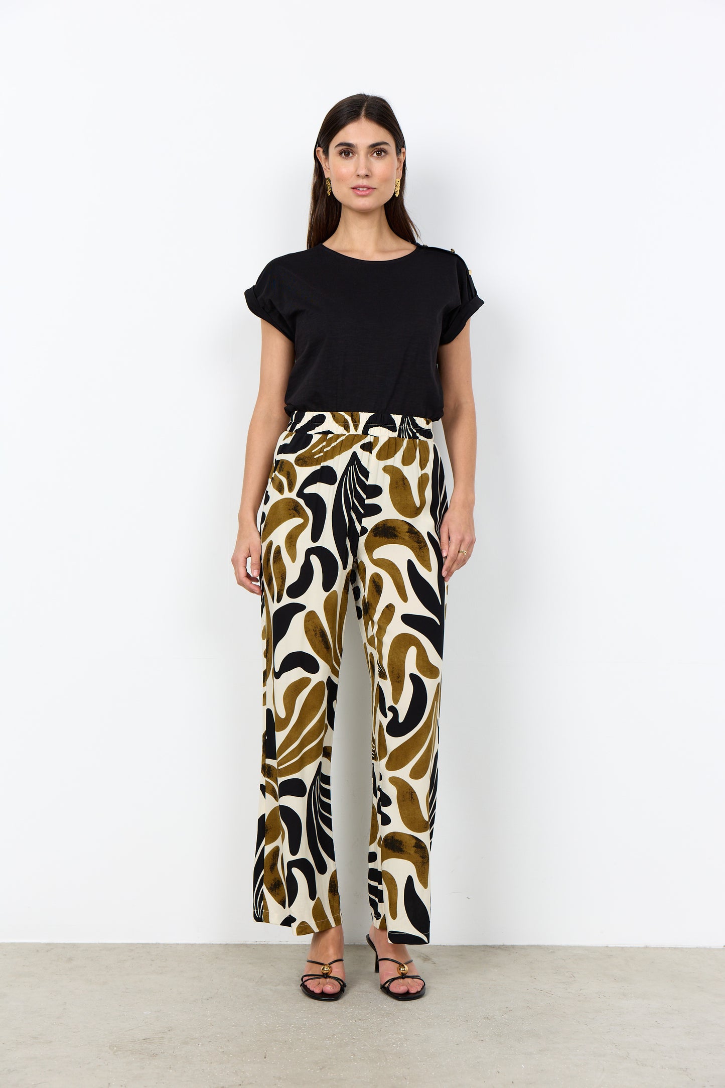 Soyaconcept broek Feldi 3 met zwart-mosterd abstracte print en wijde pijpen