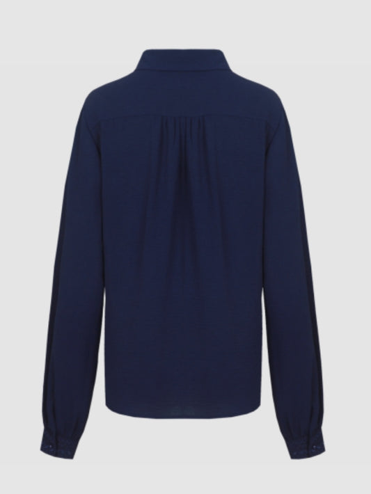 Donkere blauwe blouse met opstaande kraag en lange mouwen, geplooide rug