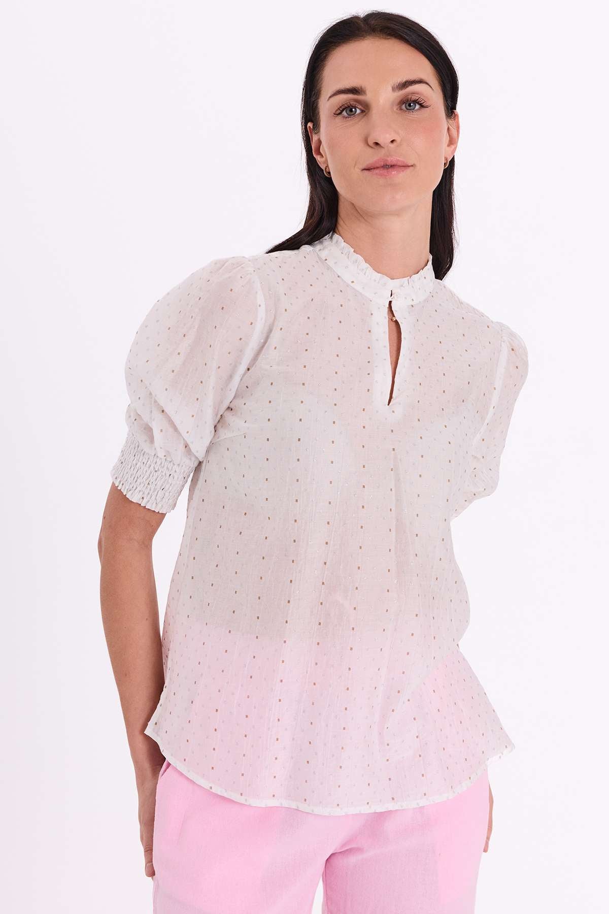 Witte blouse met opstaande kraag en knoopsluiting, korte pofmouwen, glinsterende stippen