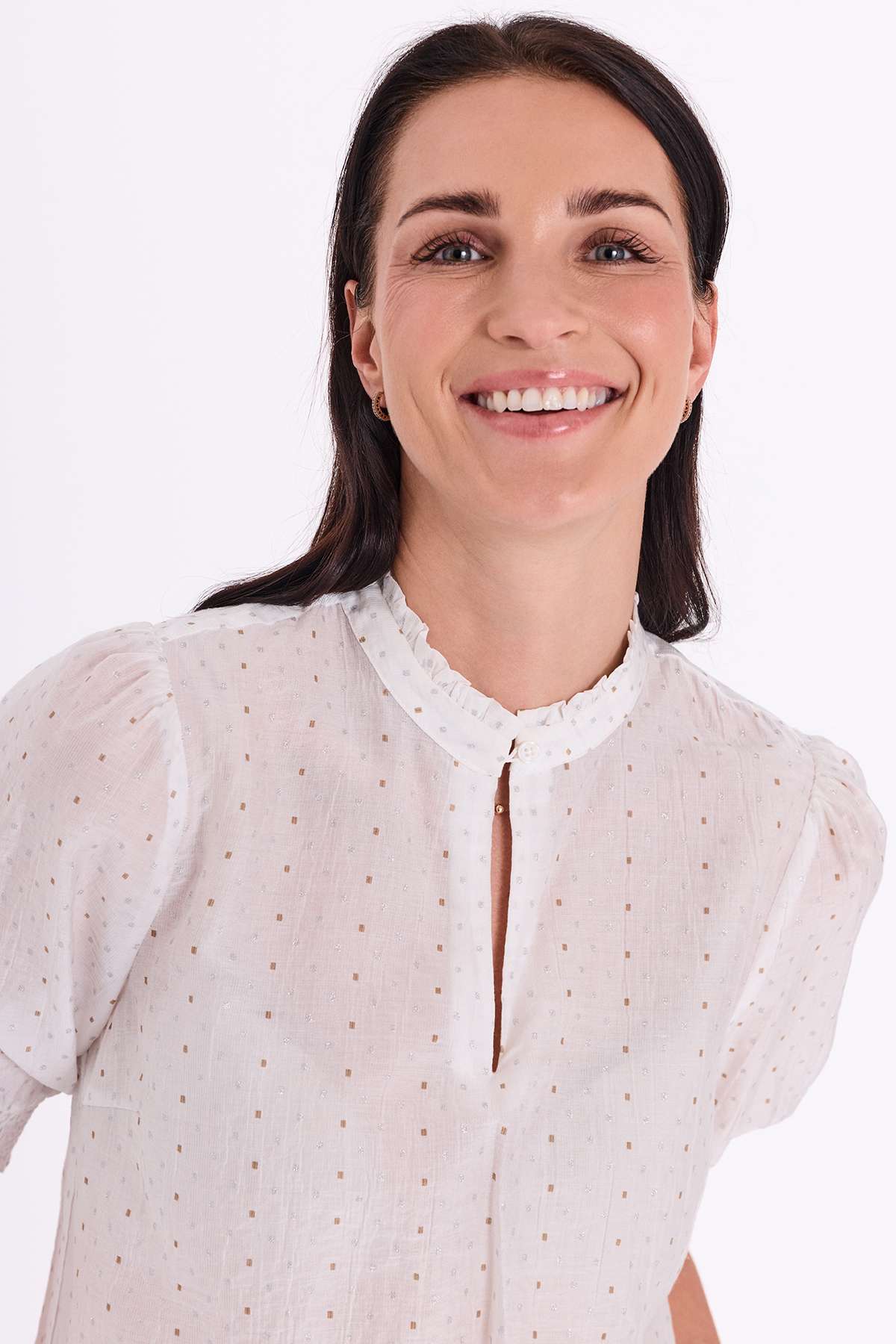 Witte blouse met opstaande kraag en strikdetail, subtiele glinsterende stippen